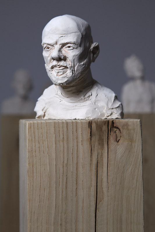 Skulptur 5 aus Ton auf Eiche Stele | Frank Lorenz